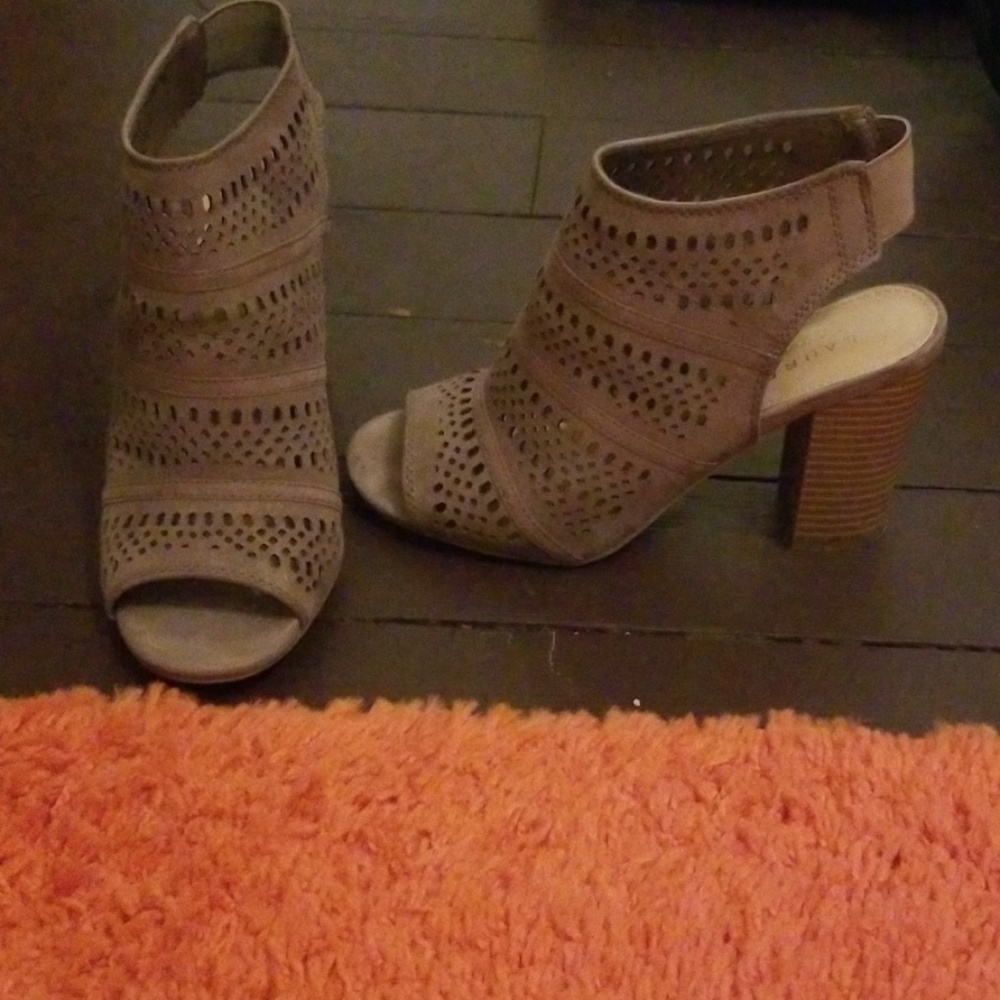 Peep toe pumps